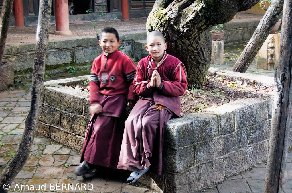 Petits moines dans le monastère de Puji