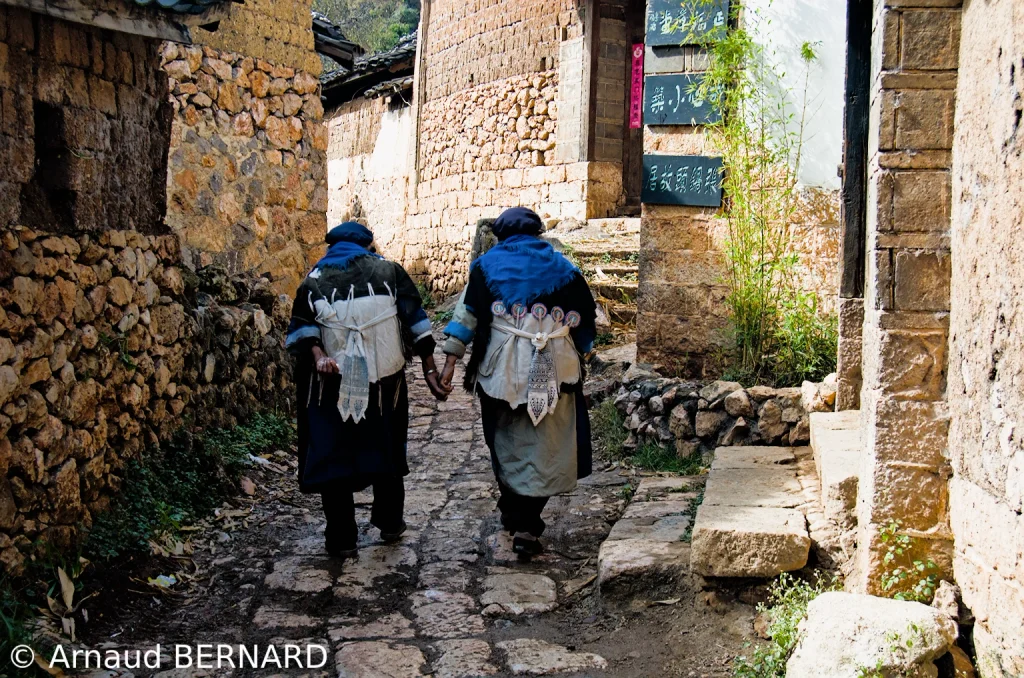 Marche dans les ruelles de village Shube