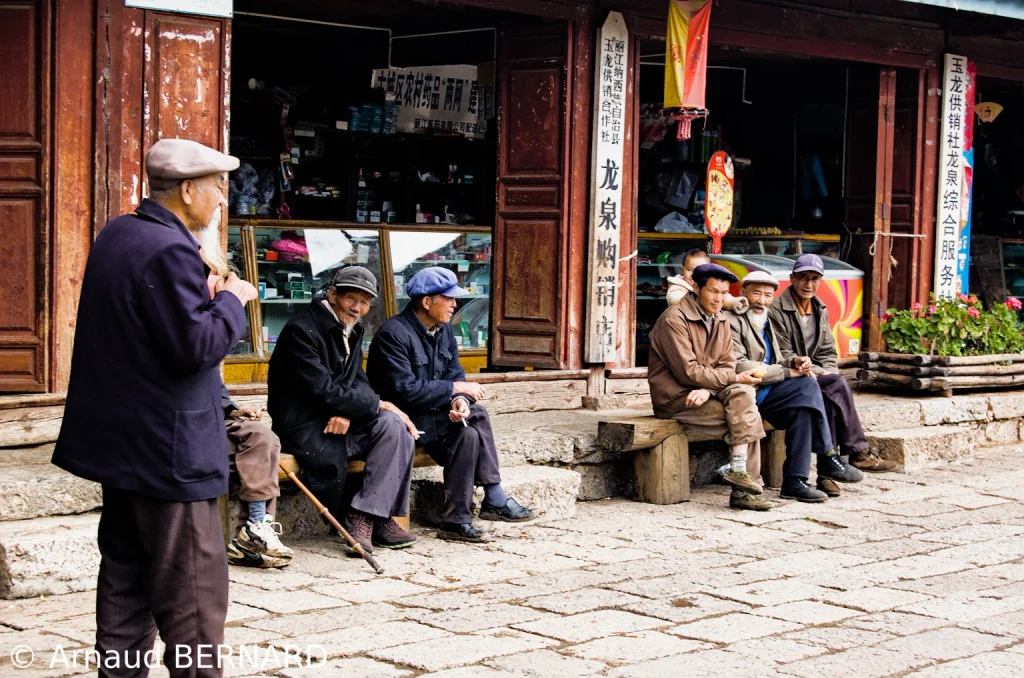 Rassemblement de personnes âgées à Lijiang