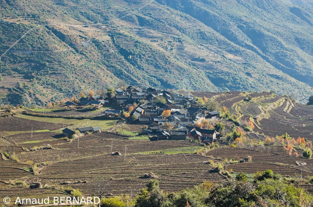 Village perché dans la montagne