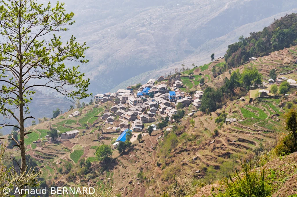 Village népalais perché sur la montagne
