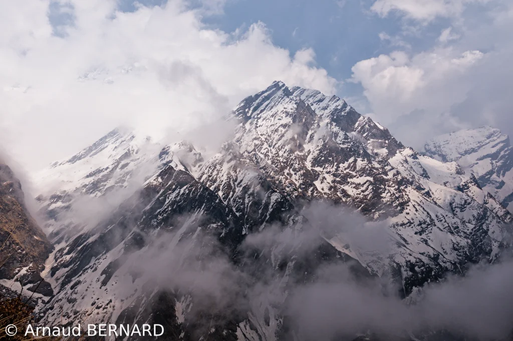 Les montagnes sous les nuages
