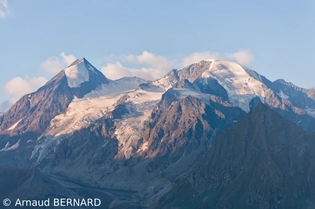 Belle montagne au levé du soleil