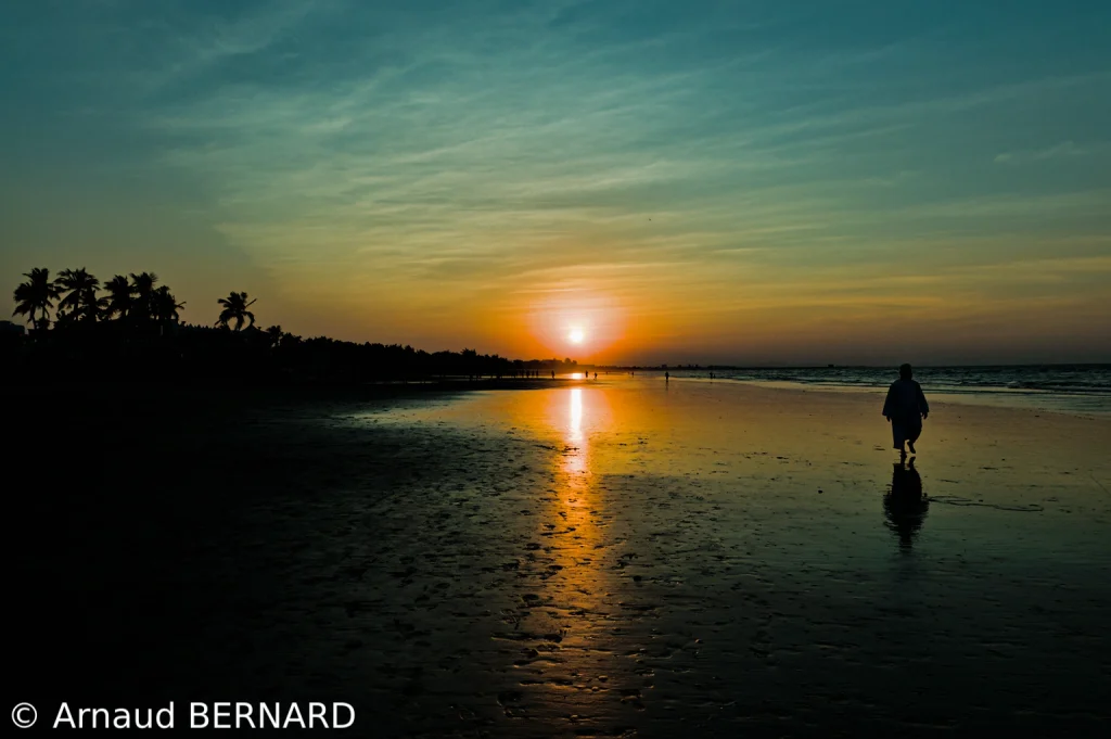 Soleil couchant sur une plage de Mascate