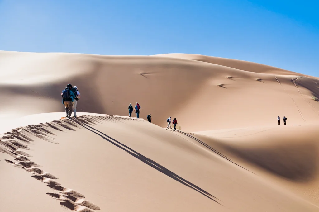 Randonneurs dans l'Erg Chebbi